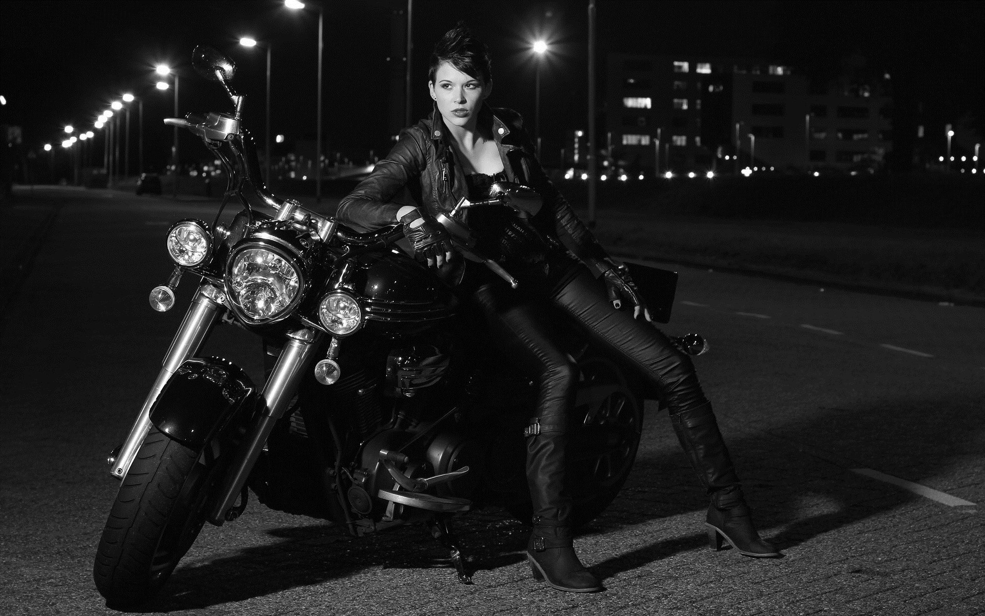 Photo Beautiful girls and motorcycles in Portland
