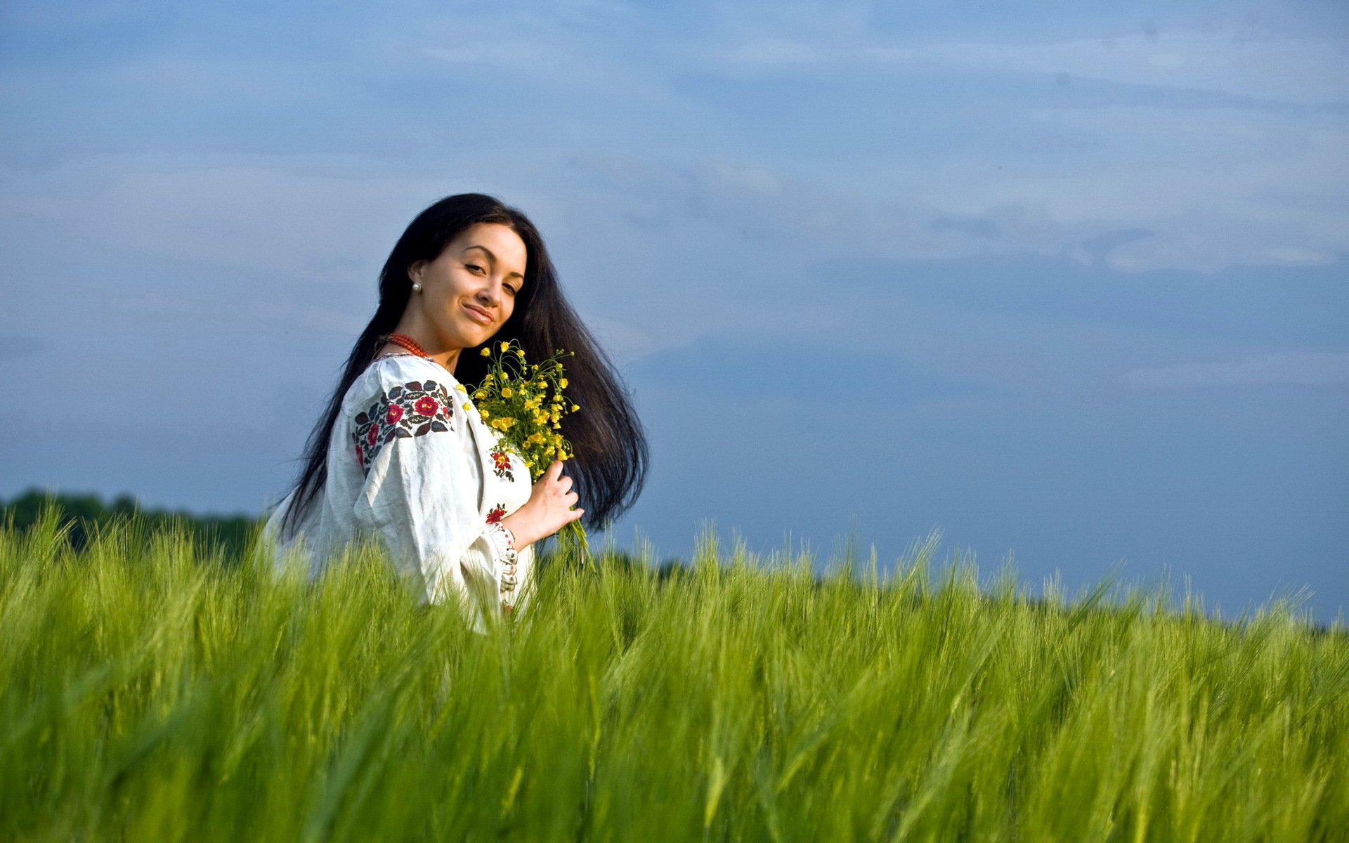 Girls in Slavic costumes in Portland